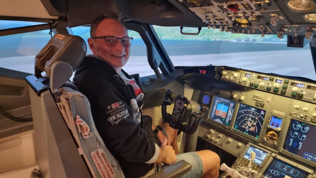 Boeing 737 flysimulator med deltaker i pilotsete hos Flight Simulations Norway. Gavekort gyldig i 365 dager