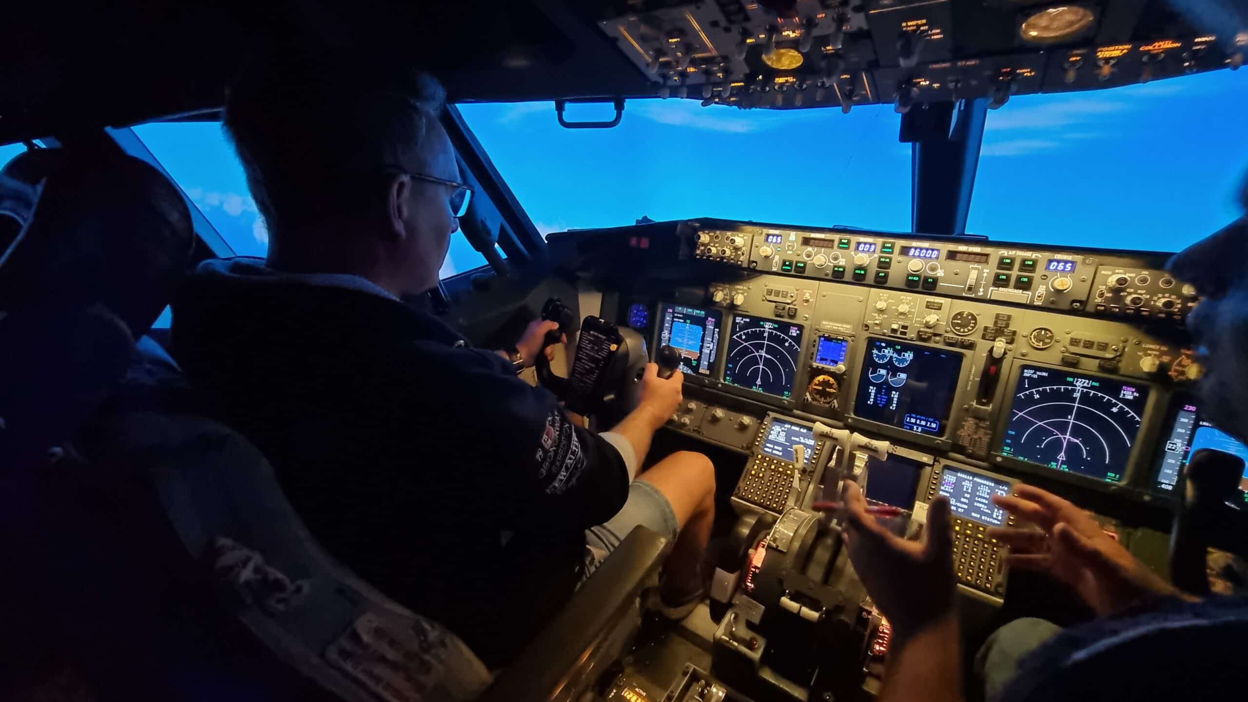 Boeing 737 simulator cockpit med pilot i Flight Simulations Norway