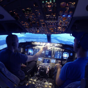 To personer flyr Boeing 737 simulator sammen hos Flight Simulations Norway