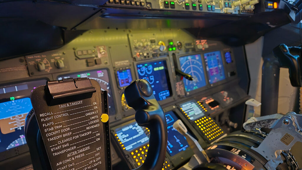 Boeing 737 simulator med sjekkliste og main instrument panel. Pilot trening.