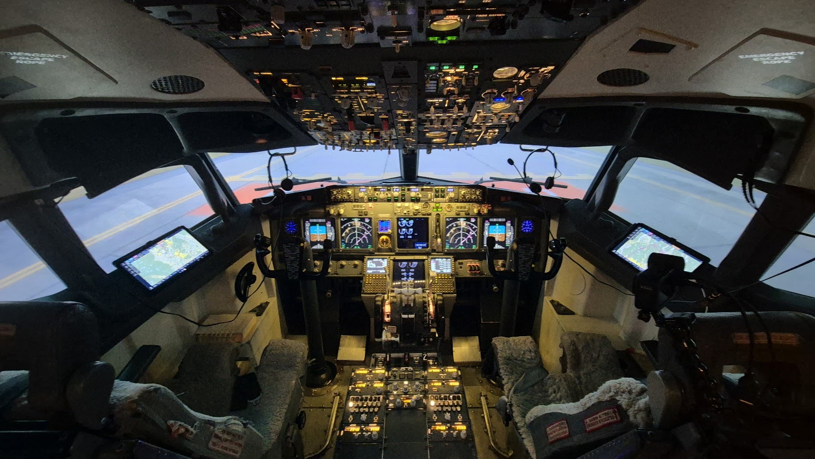 Overview Boeing 737 cockpit