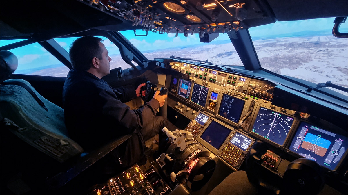 Deltaker i Boeing 737-simulator med instruktørveiledning hos Flight Simulations Norway
