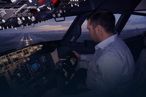 Deltaker i Boeing 737-simulator under landing challenge hos Flight Simulations Norway